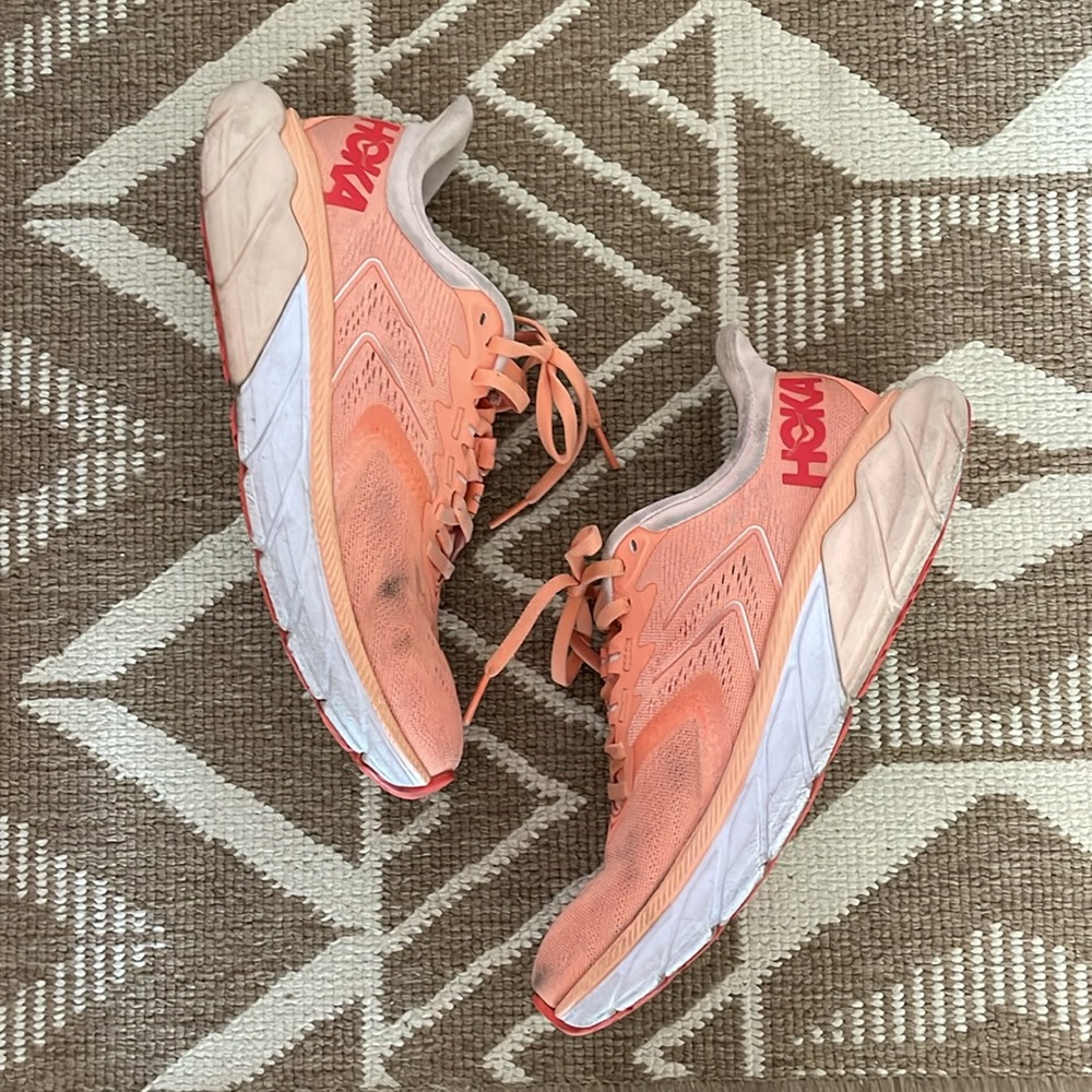 Hoka arahi 5 women’s sneakers salmon size 8